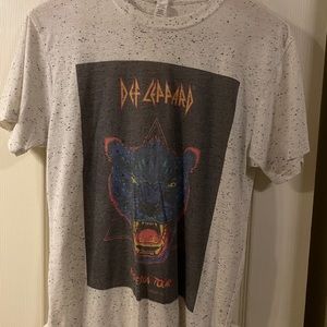 Super trendy Def Leopard band tee!